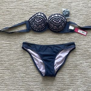 New Xhilaration Women’s bathing suit size medium